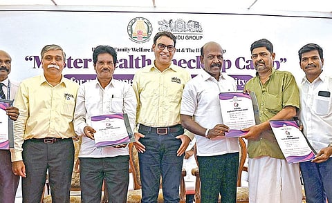 ‘தி இந்து’ நாளிதழின் 146-வது நிறுவன தினத்தை முன்னிட்டு, ‘தி இந்து’ குழுமம் மற்றும் சுகாதாரத்துறை சார்பில் சென்னையில் உள்ள 3 ஆயிரத்துக்கும் மேற்பட்ட நாளிதழ் விற்பனையாளர்களுக்கு முழு உடல் பரிசோதனை முகாம் 5 அரசு மருத்துவமனைகளில் நேற்று தொடங்கியது. அரசு பன்னோக்கு உயர் சிறப்பு மருத்துவமனையில் நடந்த நிகழ்வில் சுகாதாரத்துறை அமைச்சர் மா.சுப்பிரமணியன் பங்கேற்று முழு உடல் பரிசோதனை செய்து கொண்ட விற்பனையாளர்களுக்கு பரிசோதனை முடிவுகளை வழங்கினார். உடன் ‘தி இந்து’ குழுமத்தின் தலைமைசெயல் அதிகாரி எல்.வி.நவநீத், விற்பனை மற்றும் விநியோகப்பிரிவு துணைத் தலைவர் ஸ்ரீ தர் அரனாலா, முதுநிலை பொதுமேலாளர் ரா.பாபு விஜய், மருத்துவமனை இயக்குநர் ஆர்.மணி உள்ளிட்டோர்.படம்: ம.பிரபு