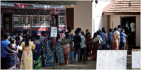 இலங்கை அதிபர் தேர்தலில் யாழ்ப்பாணத்தில் உள்ள வாக்குச்சாவடியில் நீண்ட வரிசையில் காத்திருந்து மக்கள் ஆர்வத்துடன் வாக்களித்தனர்.