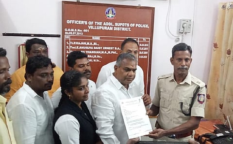 விழுப்புரம் மாவட்ட காவல் அலுவலகத்தில் புஸ்ஸி ஆனந்த் மாநாடு நடத்த அனுமதி கேட்டு மனு அளித்தார்.