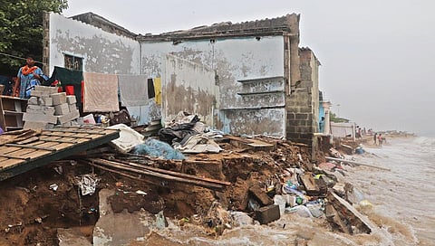 சென்னை பட்டினப்பாக்கம், சீனிவாசபுரம் பகுதியில் நேற்று ஏற்பட்ட கடல் சீற்றம் காரணமாக வீடுகள் சேதமடைந்துள்ளன. | படம் : எஸ்.சத்தியசீலன் |