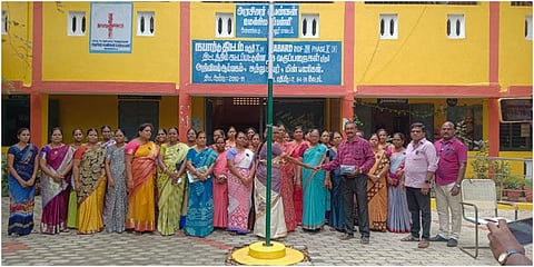 வேலூரில் ரீல்ஸ் விவகாரத்தில் அரசுப் பள்ளி ஆசிரியை சஸ்பெண்ட் செய்யப்பட்டதைக் கண்டித்து கருப்பு பேட்ஜ் அணிந்து ஆசிரியர்கள் பணியில் ஈடுபட்டுள்ளனர்.