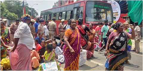 நகர்ப்புற வாழ்விட மேம்பாட்டு வாரிய வீடு கோரி சூளை பகுதியில், ராஜா முத்தைய சாலையில் பொதுமக்கள் மறியலில் ஈடுபட்டனர்.