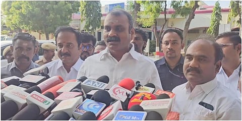 தூத்துக்குடி விமான நிலையத்தில் மத்திய இணையமைச்சர் எல்.முருகன் செய்தியாளர்களைச் சந்தித்தார்.