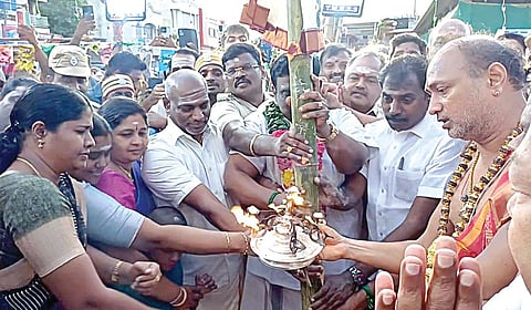 திருவண்ணாமலை அண்ணாமலையார் கோயில் ராஜகோபுரம் முன்பு கார்த்திகை தீபத் திருவிழாவை முன்னிட்டு நேற்று பந்தக்கால் நடப்பட்டு தீபாராதனை காண்பிக்கப்பட்டது.