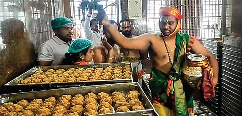 திருப்பதி ஏழுமலையான் கோயில் லட்டு பிரசாதத்தில் விலங்கு கொழுப்பு கலந்த நெய் பயன்படுத்தப்பட்டதற்கு பரிகாரமாக நேற்று மகா சாந்தி ஹோமம் நடத்தப்பட்டது. இதையடுத்து கோயில் லட்டு தயாரிப்பு கூடத்தில் புனித நீர் தெளித்த புரோகிதர். படம்: பிடிஐ