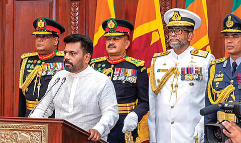 கொழும்பில் உள்ள அதிபர் செயலகத்தில் நேற்று நடைபெற்ற விழாவில் இலங்கையின் புதிய அதிபராக அநுர குமார திசாநாயக்க பதவியேற்றுக் கொண்டார்.படம்: பிடிஐ