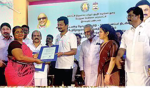 சென்னை கண்ணப்பர் திடல் பயனாளிகள் 114 பேருக்கு நகர்ப்புற வாழ்விட மேம்பாட்டு வாரிய வீடு ஒதுக்கீட்டு ஆணைகளை அமைச்சர் உதயநிதி வழங்கினார். உடன் அமைச்சர்கள் தா.மோ.அன்பரசன் , பி.கே .சே கர்பாபு, தயாநிதி மாறன் எம்.பி, எம்எல்ஏக்கள் பரந்தா மன், தாயகம் கவி, மாநகராட்சி மேயர் ஆர்.பிரியா, துணை மேயர் மு.மகேஷ்குமார், மாநகராட்சி ஆணையர் ஜெ.குமரகுருபரன் உள்ளிட்டோர். | படம் : ச.கார்த்திகேயன் |