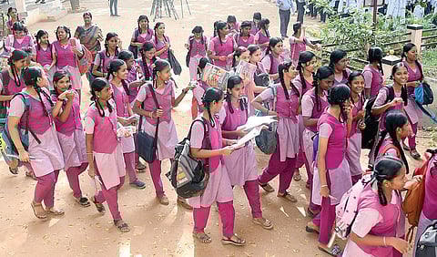 புதுமைப் பெண்களுக்கும் தமிழ்ப் புதல்வர்களுக்கும் மாதம் ரூபாய் ஆயிரம் எதற்காக?