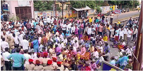 தூண்டில் வளைவு அமைக்காததைக் கண்டித்து 4 மீனவ கிராம மக்கள் கிழக்கு கடற்கரைச் சாலையில் சாலை மறியல் போராட்டத்தில் ஈடுபட்டனர்.