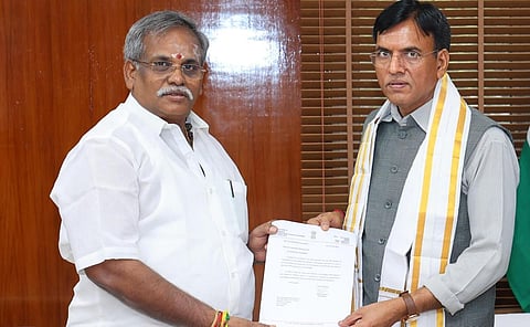 புதுவை இஎஸ்ஐ மருத்துவமனையை தரம் உயர்த்தக் கோரி மத்திய அமைச்சரிடம் சபாநாயகர் மனு