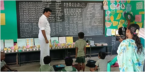 முதுகுளத்தூர் தொகுதிக்குட்பட்ட வளநாடு ஊராட்சி ஒன்றிய தொடக்கப்பள்ளியில் மாணவர்களின் கற்றல் திறனை அமைச்சர் அன்பில் மகேஸ் கேட்டறிந்தார்.