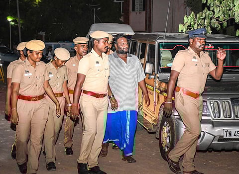 இயக்குநர் மோகன் ஜி-யை கைது செய்து திருச்சி மாவட்ட நீதிமன்றத்துக்கு அழைத்து வந்த போலீஸார். | படம்: ர.செல்வமுத்துகுமார்