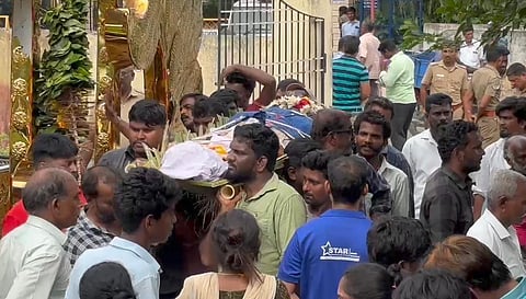 என்கவுன்டரில் கொல்லப்பட்ட ரவுடி சீசிங் ராஜா உடல் போலீஸ் பாதுகாப்புடன் சிட்லபாக்கம் மயானத்தில் தகனம்