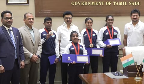 பாராலிம்பிக்கில் பதக்கங்கள் பெற்ற வீரர், வீராங்கனைகளுக்கு தலைமைச் செயலகத்தில் நடைபெற்ற நிகழ்ச்சியில், முதல்வர் மு.க.ஸ்டாலின் ரூ.5 கோடிக்கான காசோலைகளை வழங்கி வாழ்த்தினார்