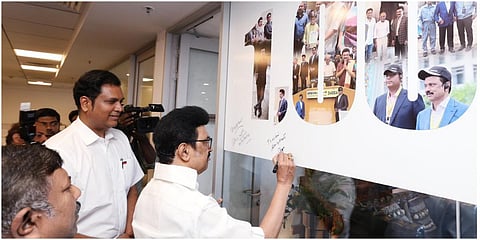 தொழில் வழிகாட்டி நிறுவன அலுவலகத்துக்கு சென்ற தமிழக முதல்வர் மு.க.ஸ்டாலின் 50 லட்சம் இளைஞர்களுக்கு வேலைவாய்ப்பு என்பதே நமது இலக்கு என அங்குள்ள தகவல் பலகையில் எழுதினார்.