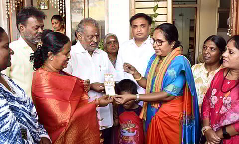 கோவை, புலியகுளம் பகுதியில் பாஜக உறுப்பினர் சேர்க்கை நிகழ்வில் பாஜக தேசிய மகளிர் அணி தலைவர் வானதி சீனிவாசன் இன்று கலந்து கொண்டு உறுப்பினர் அடையாள அட்டையை வழங்கினார். | படம்: ஜெ.மனோகரன்.