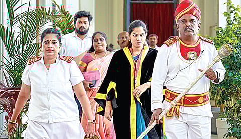 சென்னை மாநகராட்சி மேயர் ஆர்.பிரியாவுடன் வரும் பெண்டபேதார் மாதவி.