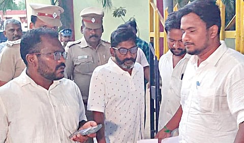 ஜாமீனில் விடுதலையாகி மதுரை மத்திய சிறையில் இருந்து நேற்று மாலை வெளியே வந்த சவுக்கு சங்கர்.