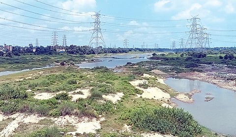 கொசஸ்தலை ஆற்றில் குப்பை கொட்டும் அழிஞ்சிவாக்கம் ஊராட்சி நிர்வாகம்: சுற்றுச்சூழல் பாதிப்பதாக பொதுமக்கள் வேதனை