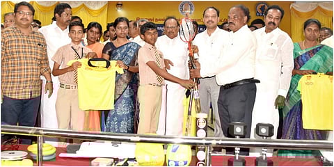புதுக்கோட்டையில் நடந்த நிகழ்ச்சியில் பள்ளி மாணவர்களுக்கு விளையாட்டு உபகரணங்களை தமிழக சட்டத்துறை அமைச்சர் ரகுபதி வழங்கினார்