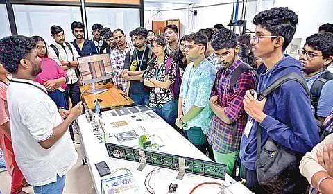 சிஎஸ்ஐஆர் நிறுவன தினத்தையொட்டி, சென்னை தரமணியில் உள்ள சிஎஸ்ஐஆர் ஆய்வகங்களை பொதுமக்கள் பார்வையிட நேற்று ஏற்பாடு செய்யப்பட்டிருந்த நிலையில், கல்லூரி மாண வர்கள் ஆர்வமுடன் பார்வையிட்டனர். | படம்: எஸ்.சத்தியசீலன் |