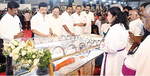 பேராயர் எஸ்றா சற்குணம் உடலுக்கு முதல்வர் மு.க.ஸ்டாலின் அஞ்சலி செலுத்தி, அவரது குடும்பத்தினருக்கு ஆறுதல் கூறினார். உடன் அமைச்சர்கள் துரைமுருகன், கே.என்.நேரு, க.பொன்முடி, இந்திய சுவிசேஷ திருச்சபையின் பிரதம பேராயர் டாக்டர் டேவிட் ஒநேசிமு, சென்னை பேராயர் கதிரொளி மாணிக்கம் உள்ளிட்டோர்.