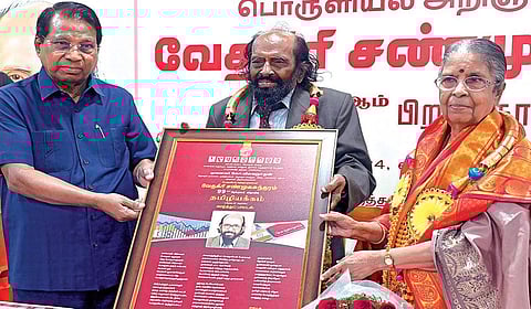 தமிழியக்கம் சார்பில் பொருளியல் அறிஞர் வேதகிரி சண்முகசுந்தரத்தின் 99-வது பிறந்தநாள் விழா, சென்னை எழும்பூரில் உள்ள எத்திராஜ் மகளிர் கல்லூரியில் நேற்று நடைபெற்றது. இதில், விஐடி பல்கலை வேந்தர் மற்றும் தமிழியக்கம் நிறுவனர் கோ.விசுவநாதன் வேதகிரி சண்முகசுந்தரத்துக்கு நினைவு பரிசு வழங்கினார். உடன் யசோதா சண்முகசுந்தரம். | படம்: எஸ்.சத்தியசீலன் |