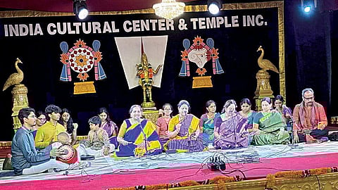 அமெரிக்காவின் மெம்பிஸ் நகரில் உள்ள வெங்கடேஸ்வரா கோயில் மற்றும் இந்திய கலாச்சார மையத்தில் நடைபெற்ற ஊத்துக்காடு வேங்கடகவி கலை விழாவில் பங்கேற்ற இசைக் கலைஞர்கள்.