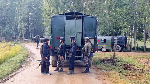 ஜம்மு காஷ்மீரில் தீவிரவாதிகளுடன் துப்பாக்கிச் சண்டை: பாதுகாப்புப் படை வீரர்கள் 4 பேர் காயம்