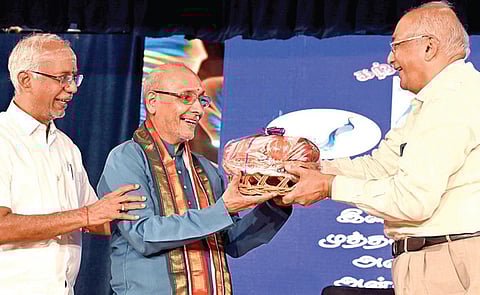 பாடல்களுக்கு பின்னணியாக அமைந்த ஆன்மிக அனுபவங்களைப் பகிர்ந்துகொண்ட மருத்துவர் ஸ்ரீ தருக்கு (கற்பகதாசன்) பொன்னாடை போர்த்தி நினைவுப் பரிசு வழங்கிய ஆர்.ஆர்.சபாவின் தலைவர் ஏ.ஆர். சந்தான கிருஷ்ணன். உடன் சபா செயலாளர் ஆர். நாகராஜன். | படங்கள் : எஸ்.சத்தியசீலன் |