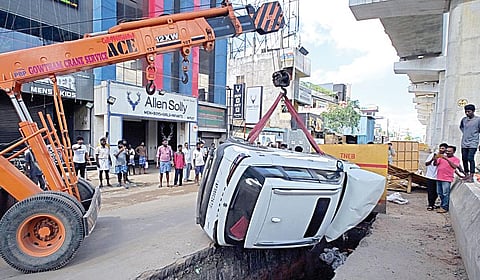 பள்ளத்தில் கவிழ்ந்து கிடந்த காரை ஆவடி போக்குவரத்து புலனாய்வுப் பிரிவு போலீஸார் கிரேன் உதவியுடன் மீட்டனர்.