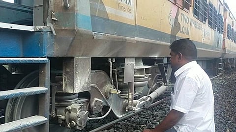 காரைக்குடி அருகே பிரேக் பழுதால் பாதி வழியில் நின்ற பல்லவன் எக்ஸ்பிரஸ் ரயில்