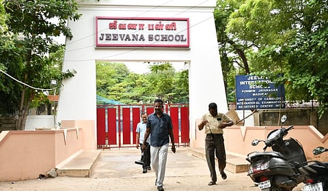 மதுரையில் ஒரே நேரத்தில் 8 பள்ளிகளுக்கு வெடிகுண்டு மிரட்டல்: பெற்றோர் திரண்டதால் பரபரப்பு