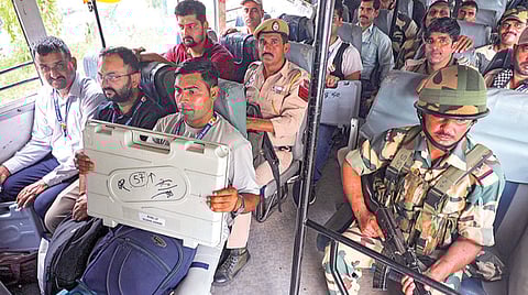 ஜம்மு-காஷ்மீரின் சாம்பா மாவட்டத்தில் உள்ள வாக்குச்சாவடி மையங்களுக்கு வாக்குப்பதிவு இயந்திரங்களுடன் புறப்பட்ட தேர்தல் அதிகாரிகள், பாதுகாப்பு படையினர். படம்: பிடிஐ