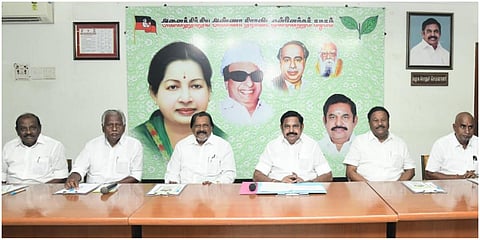 அதிமுக தகவல் தொழில்நுட்பப் பிரிவு ஆலோசனைக் கூட்டம் அக்கட்சியின் பொதுச் செயலாளர் எடப்பாடி பழனிசாமி தலைமையில் நடைபெற்றது.