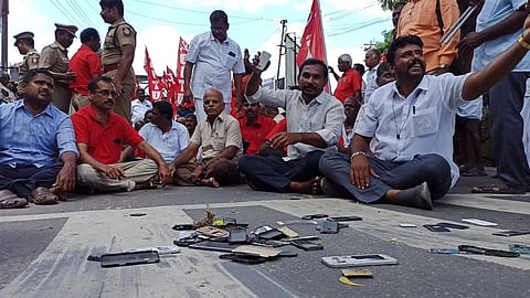 சாம்சங் நிறுவனத்துக்கு எதிராக திருப்பூரில் செல்போன்களை உடைத்து போராட்டம்