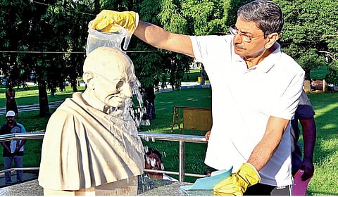 சென்னை காந்தி மண்டபத்தில் உள்ள மகாத்மா காந்திசிலையை கழுவி சுத்தம் செய்த ஆளுநர் ஆர்.என்.ரவி.