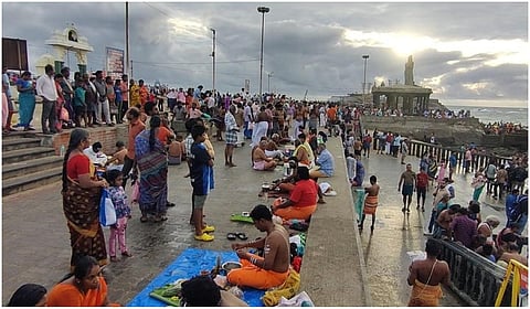 தர்ப்பணம் செய்த பக்தர்கள்