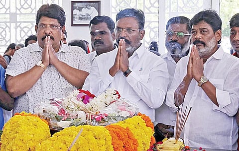 விடுதலை சிறுத்தைகள் கட்சி தலைவர் திருமாவளவன், துணை பொதுச் செயலாளர் எஸ்.எஸ்.பா லாஜி எம்எல்ஏ உள்ளிட்டோர் அஞ்சலி செலுத்தினார் . | படங்கள்: ம.பிரபு |