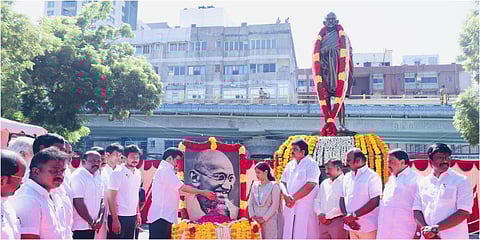 சென்னை எழும்பூர் அரசு அருங்காட்சியக வளாகத்தில் காந்தியடிகளின் உருவப்படத்துக்கு தமிழக முதல்வர் மு.க.ஸ்டாலின் மலர்தூவி மரியாதை செலுத்தினார்.