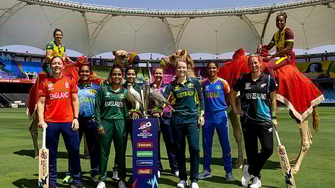 தொடரில் பங்கேற்று விளையாடும் 10 அணிகளின் கேப்டன்கள்