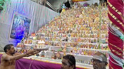 சிதம்பரம் நடராஜர் கோவிலில் வைக்கப்பட்டுள்ள பிரமாண்டமான கொலு.