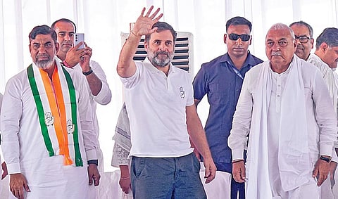 ஹரியானாவில் நேற்று சட்டப்பேரவை தேர்தல் பிரச்சாரம் முடிவடைந்தது. நூ பகுதியில் நேற்று நடைபெற்ற தேர்தல் பிரச்சார கூட்டத்தில் காங்கிரஸ் மூத்த தலைவர் ராகுல் காந்தி, ஹரியானா முன்னாள் முதல்வர் பூபிந்தர் சிங் ஹூடா உட்பட பலர் கலந்து கொண்டனர். படம்: பிடிஐ