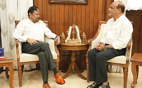 துணைநிலை ஆளுநர் கைலாஷ்நாதனை சந்தித்த ஓய்வு பெற்ற உயர் நீதிமன்ற நீதிபதி சசிதரன்.