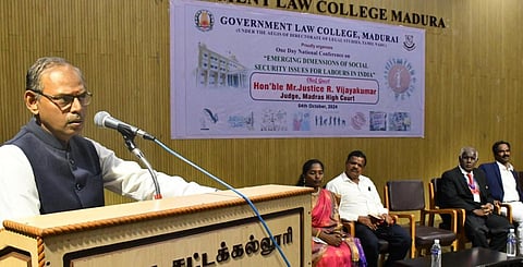 மதுரை அரசு சட்டக்கல்லூரியில் நடந்த தேசிய கருத்தரங்கில் பேசுகிறார் உயர் நீதிமன்ற நீதிபதி ஆர்.விஜயகுமார். | படம்: எஸ்.கிருஷ்ணமூர்த்தி.