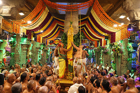 திருப்பதி ஏழுமலையான் கோயில் பிரம்மோற்சவ விழா மாலை கொடியேற்றத்துடன் பிரம்மாண்டமாக தொடங்கியது.