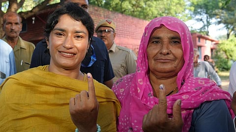 ஜூலானா சட்டமன்ற தொகுதிக்கு உட்பட்ட வாக்குச்சாவடியில் வினேஷ் போகத் வாக்களித்தார்.