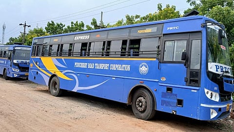 மாமல்லபுரத்தில் பேருந்து சக்கரத்தில் சிக்கி காதலி பலி: மற்றொரு பேருந்து முன் பாய்ந்து காதலன் தற்கொலை