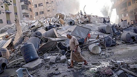 கடந்த ஆண்டு அக்டோபர் 7-ம் தேதி காசா பகுதி மீது இஸ்ரேல் போர் விமானங்கள் நடத்திய தாக்குதலில் உருக்குலைந்து போன கட்டிடங்கள். (கோப்பு படம்)