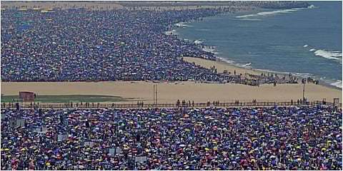 விமானப்படை சாகச நிகழ்ச்சியைக் காண மெரினா கடற்கரையில் குவிந்திருந்த மக்கள் கூட்டம் | படம்: பி.ஜோதி ராமலிங்கம்